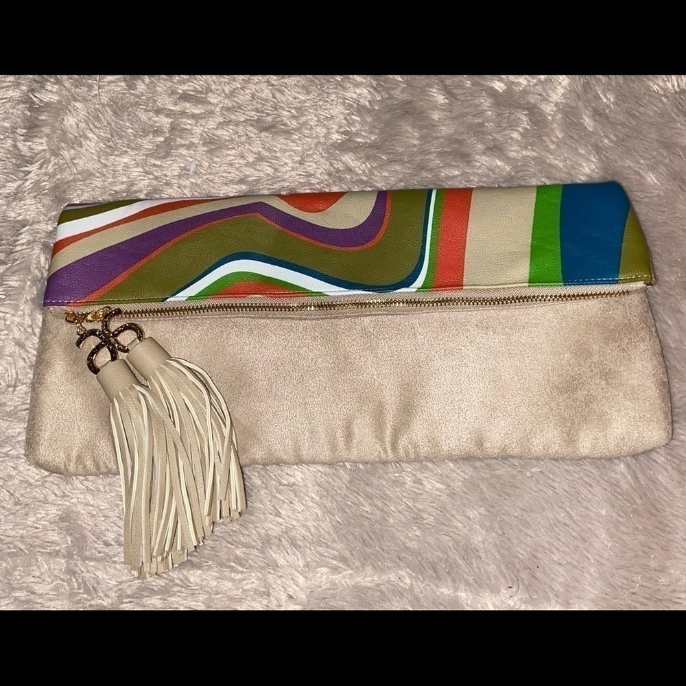 Arbonne
Treasures The Rainforest Purse Multi-color/Beige Vegan Leather Clutch    - Picture 13 of 15